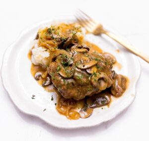 Mėsainių kepsniai su svogūnų ir grybų padažu –