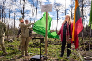 Kauno miesto savivaldybė Kauno gimnazistai artėjantį Prezidento Valdo Adamkaus šimtmetį įprasmino sodindami jo vardo giraitę